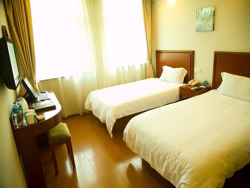 Greentree Pudong Airport Chuansha Express Hotel 3*
