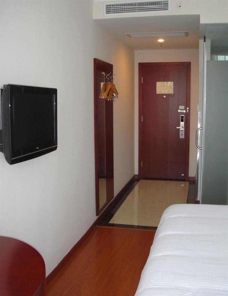 Hotel Greentree Pudong Airport Chuansha Express 3*